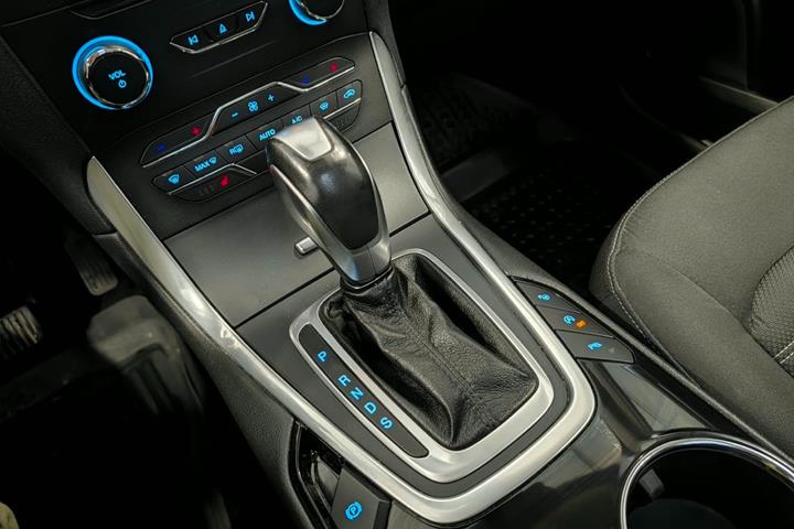 Grå Ford Galaxy fra 2018