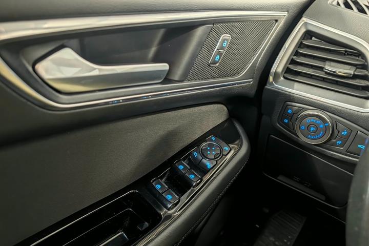 Grå Ford Galaxy fra 2018
