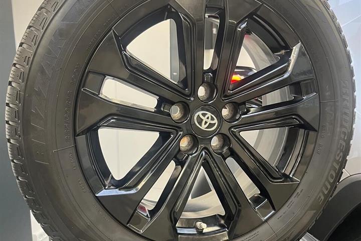 Sølv Toyota RAV4 fra 2020
