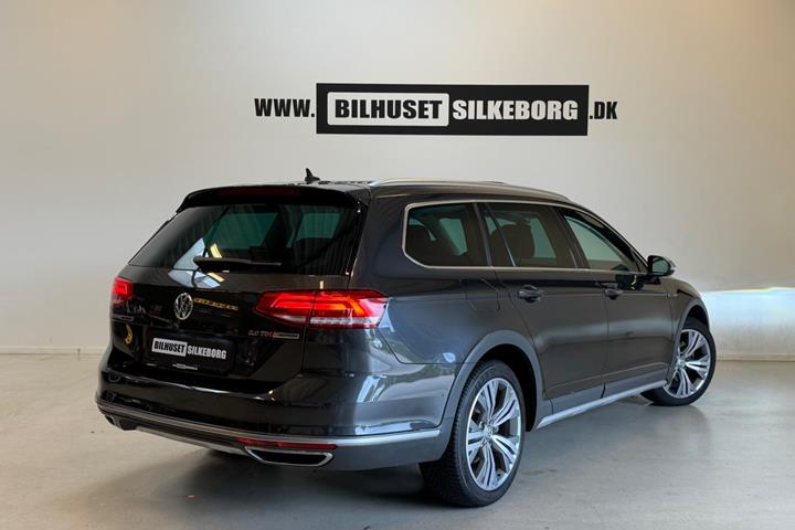 Grå VW Passat Alltrack fra 2018