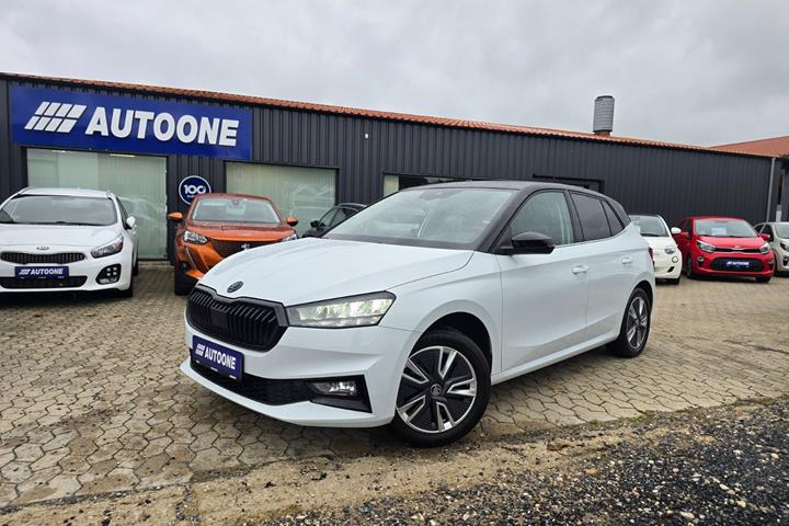 Hvid Skoda Fabia fra 2023 set udefra