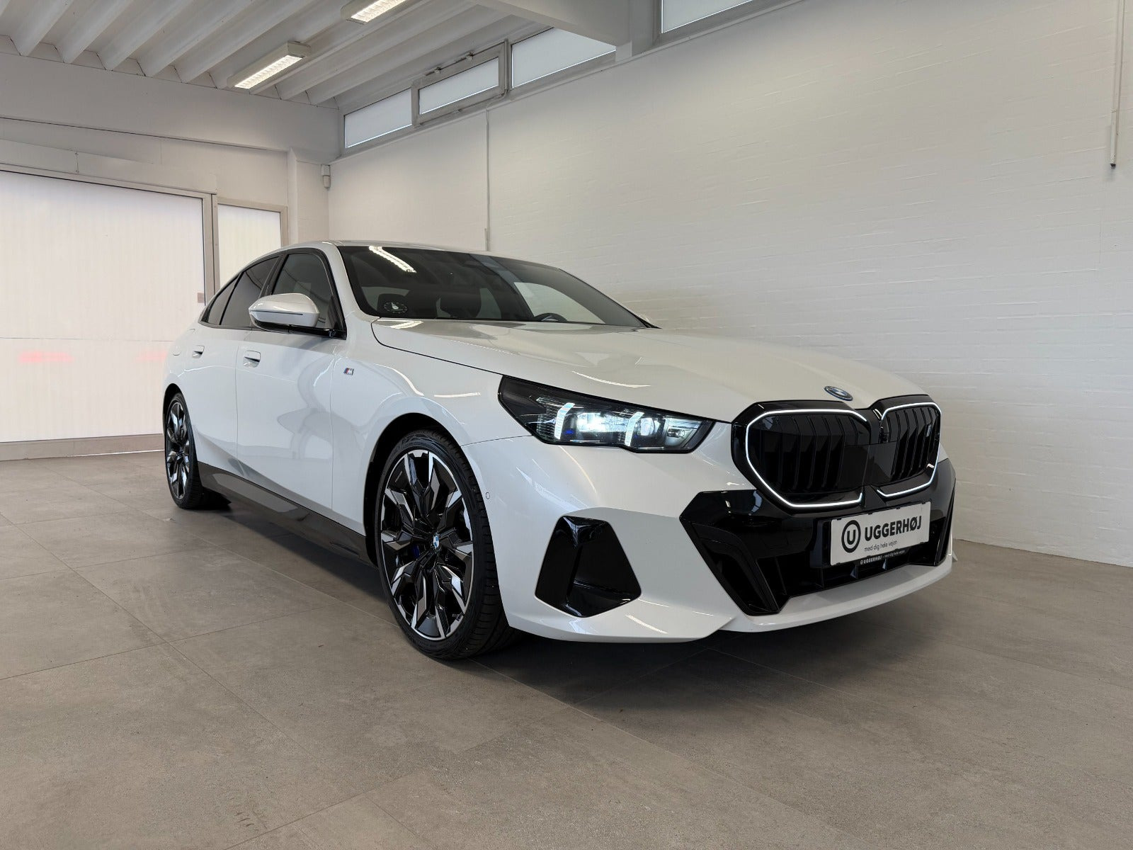 Hvid BMW i5 fra 2024