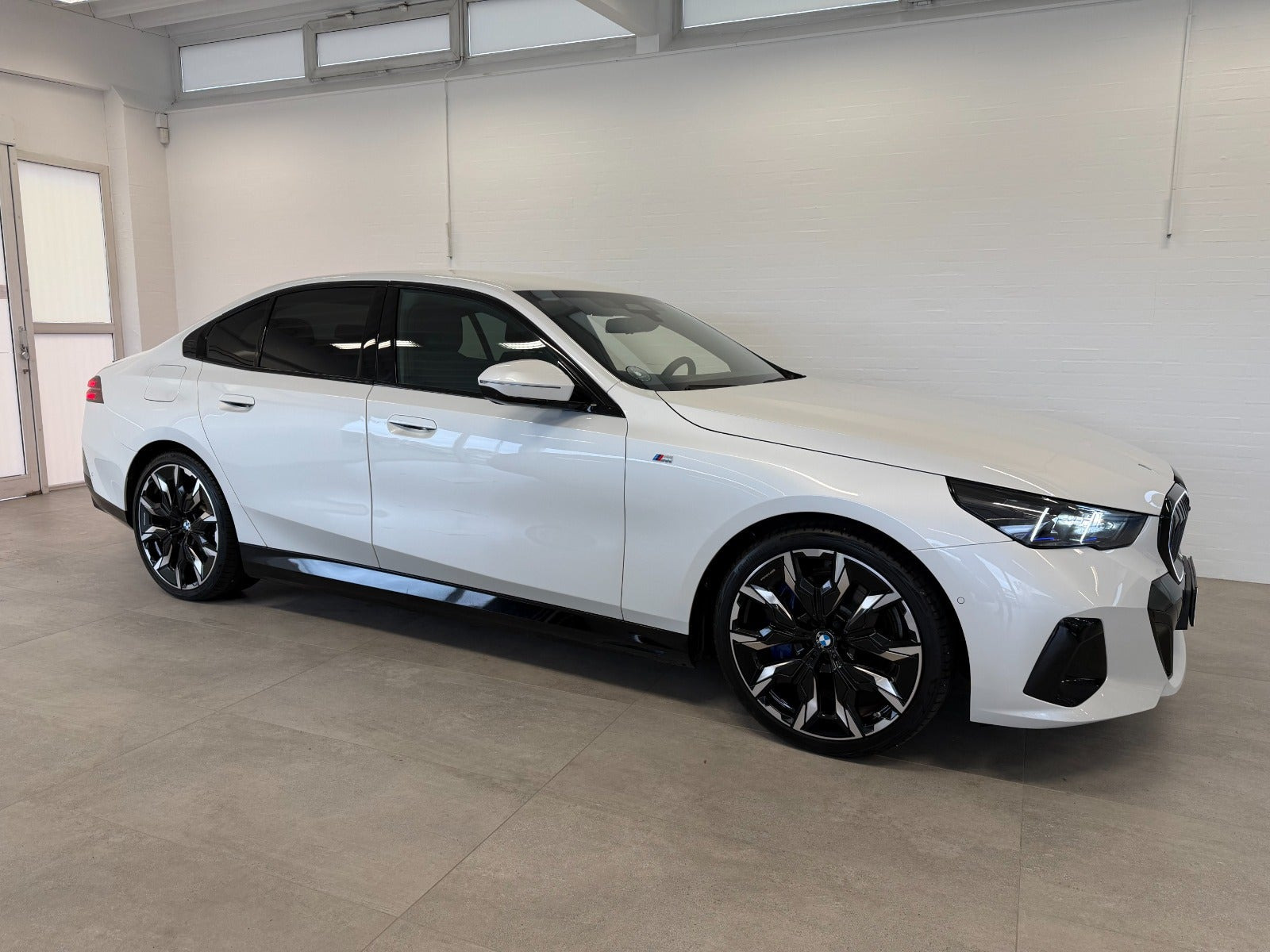Hvid BMW i5 fra 2024
