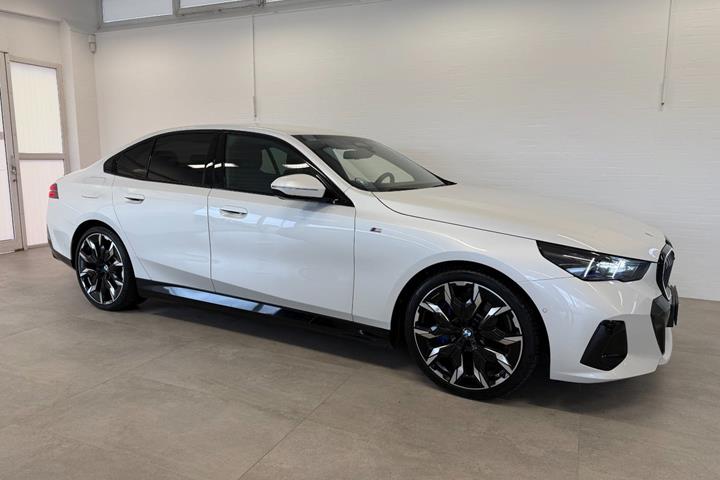 Hvid BMW i5 fra 2024
