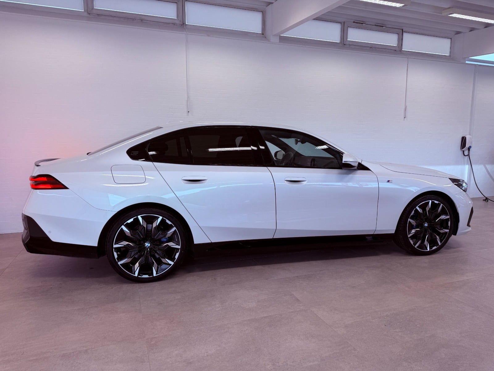 Hvid BMW i5 fra 2024