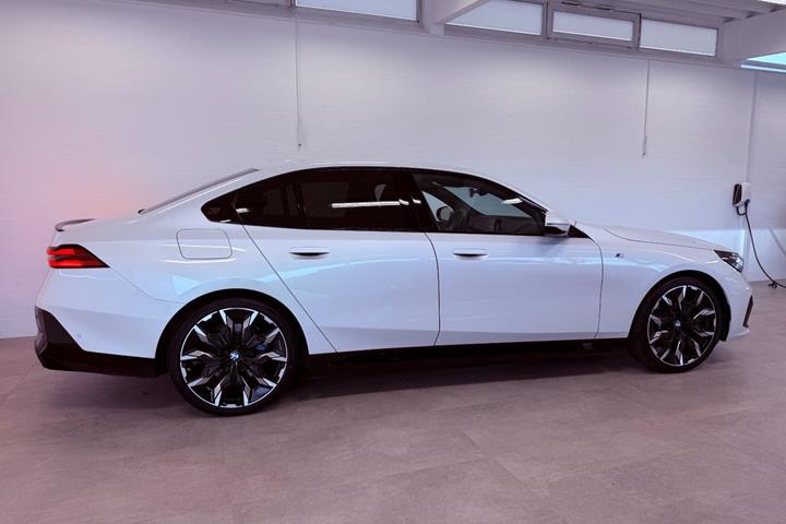 Hvid BMW i5 fra 2024