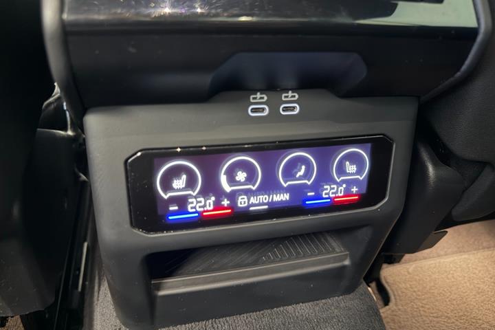 Hvid BMW i5 fra 2024