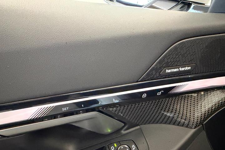 Hvid BMW i5 fra 2024