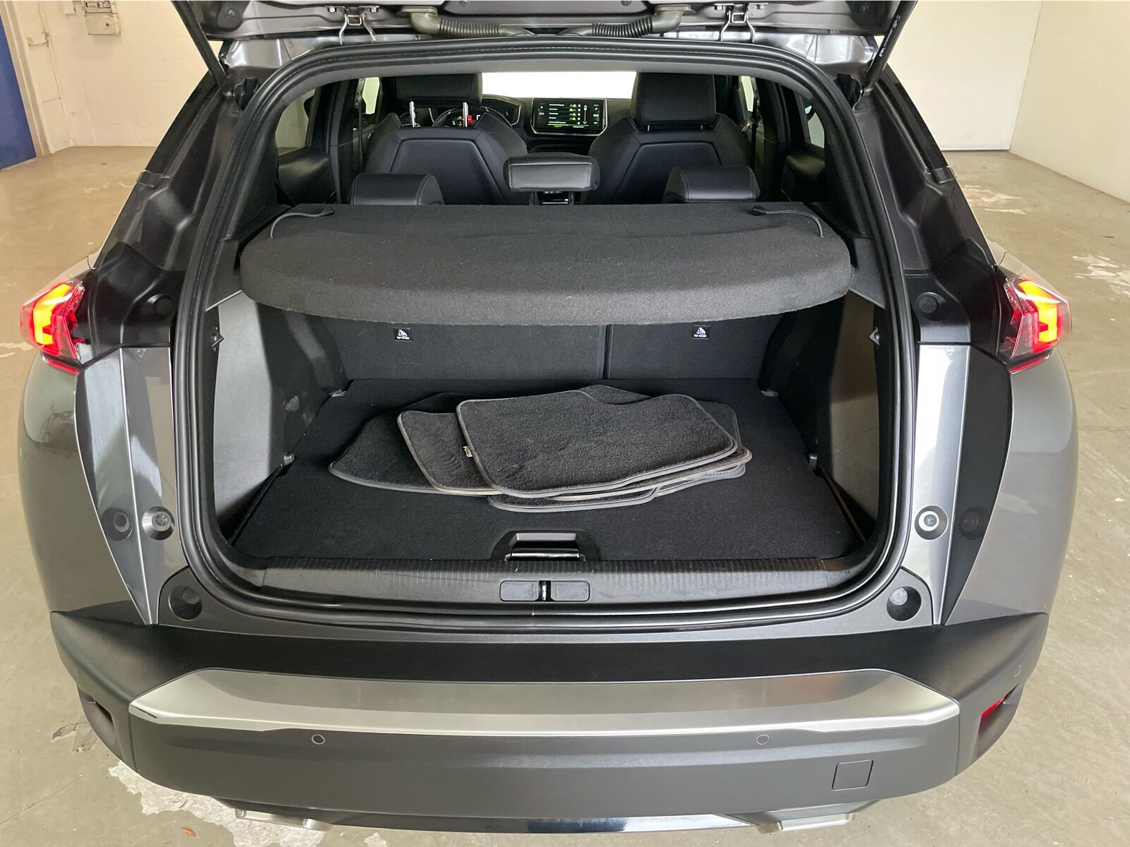 Grå Peugeot 2008 fra 2021