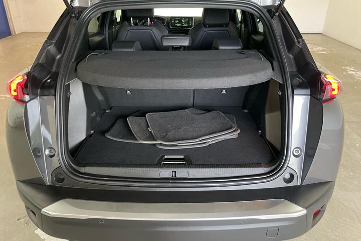 Grå Peugeot 2008 fra 2021