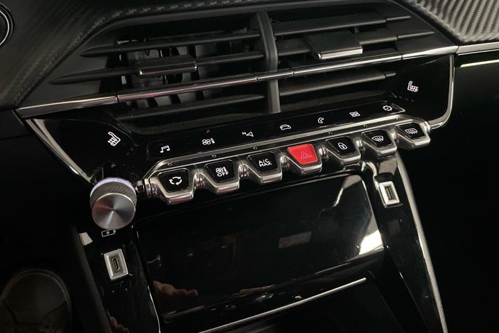 Grå Peugeot 2008 fra 2021