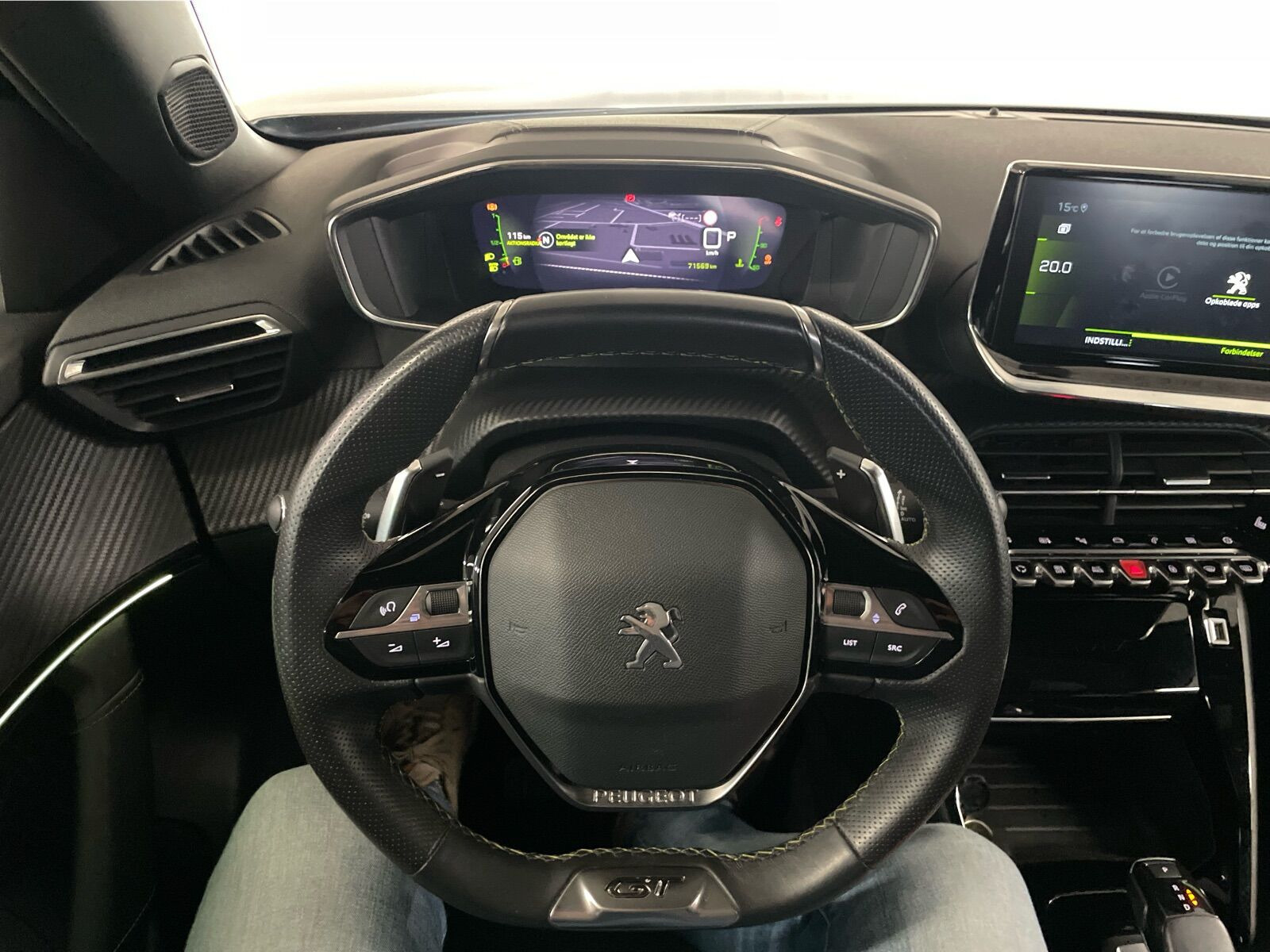 Grå Peugeot 2008 fra 2021