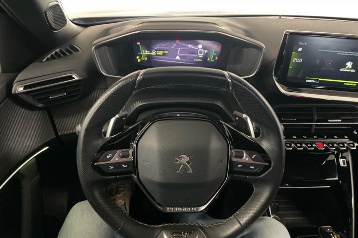 Grå Peugeot 2008 fra 2021