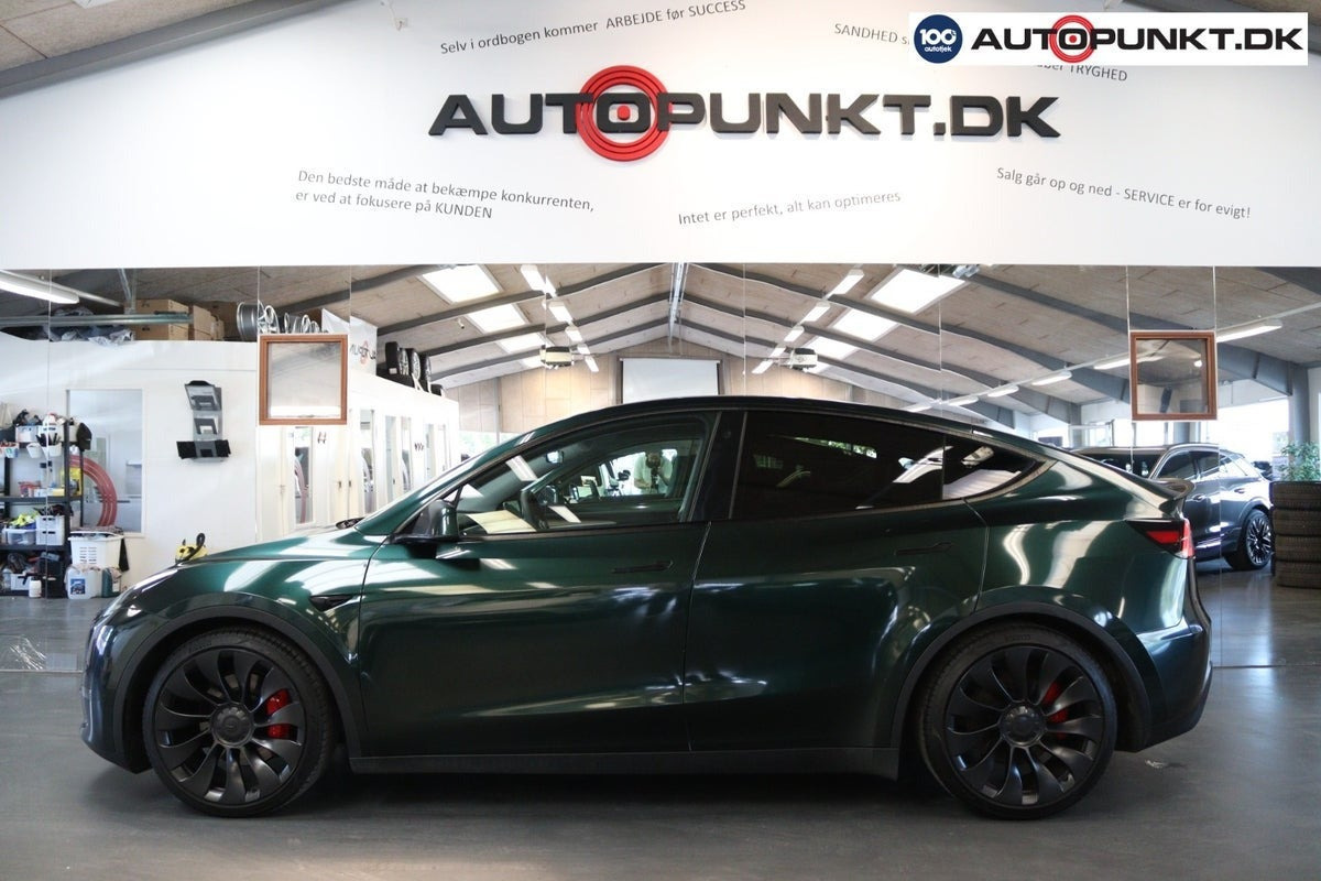 Grøn Tesla Model Y fra 2023