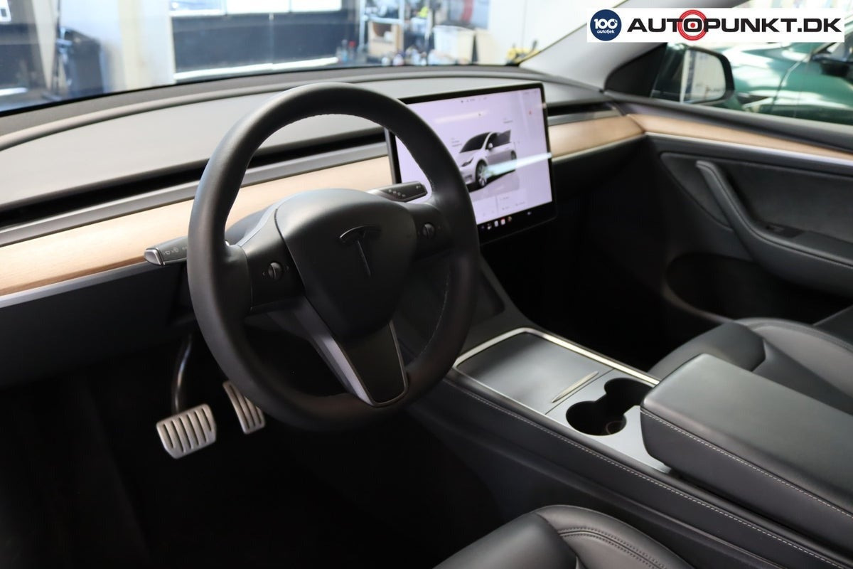 Grøn Tesla Model Y fra 2023