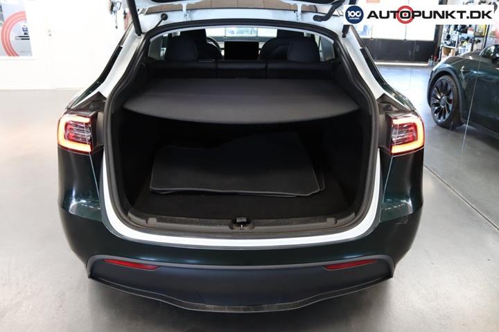 Grøn Tesla Model Y fra 2023