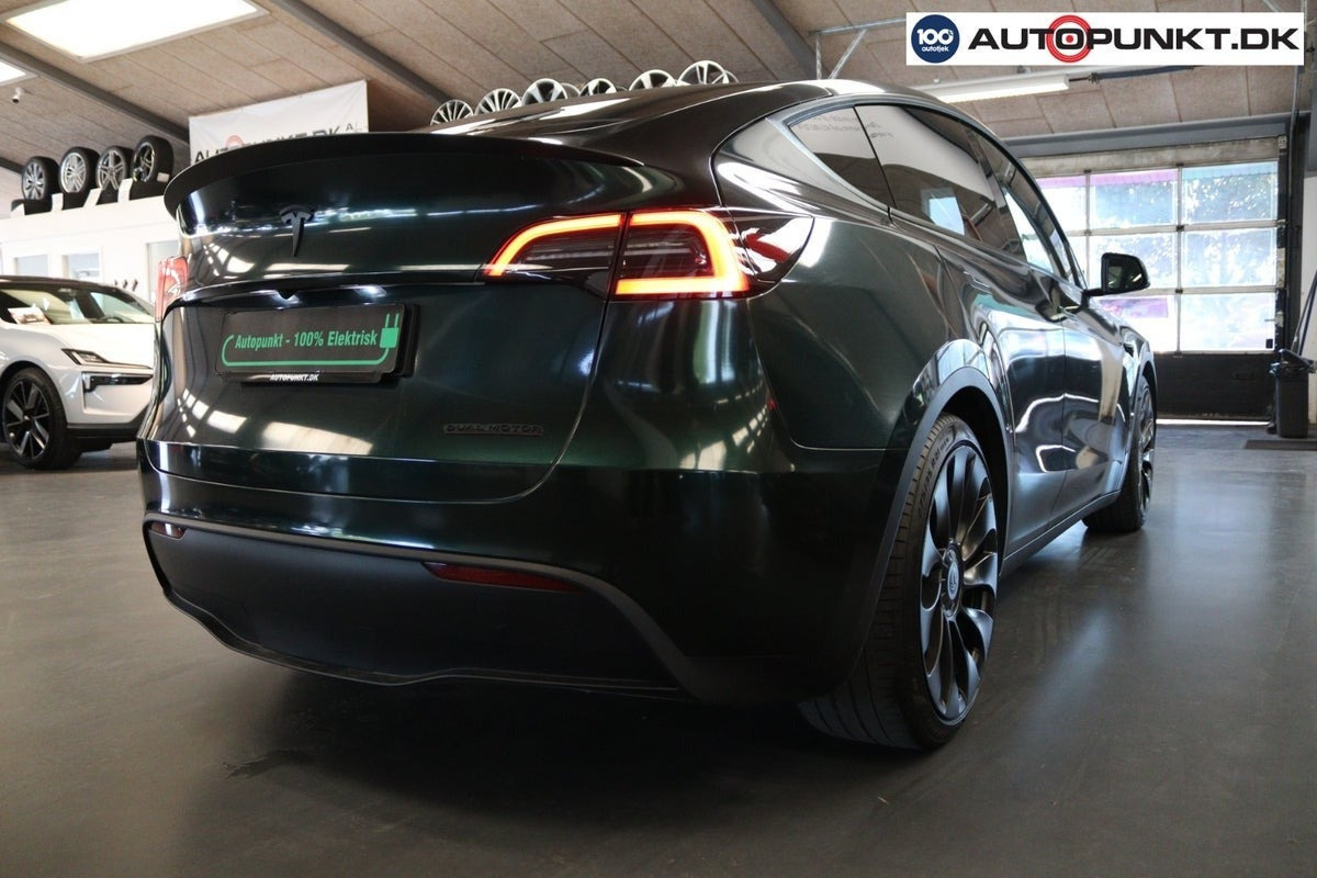 Grøn Tesla Model Y fra 2023