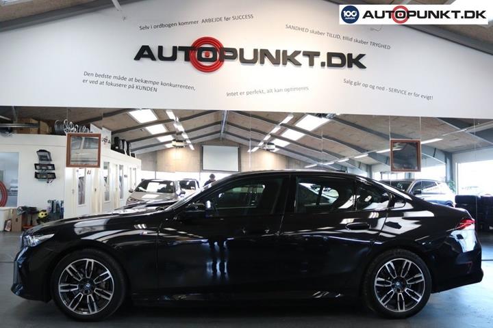 Sort BMW i5 fra 2024