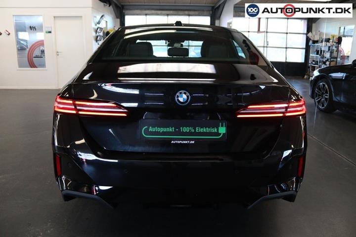 Sort BMW i5 fra 2024