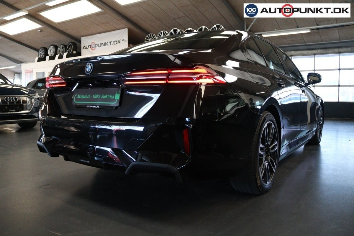 Sort BMW i5 fra 2024
