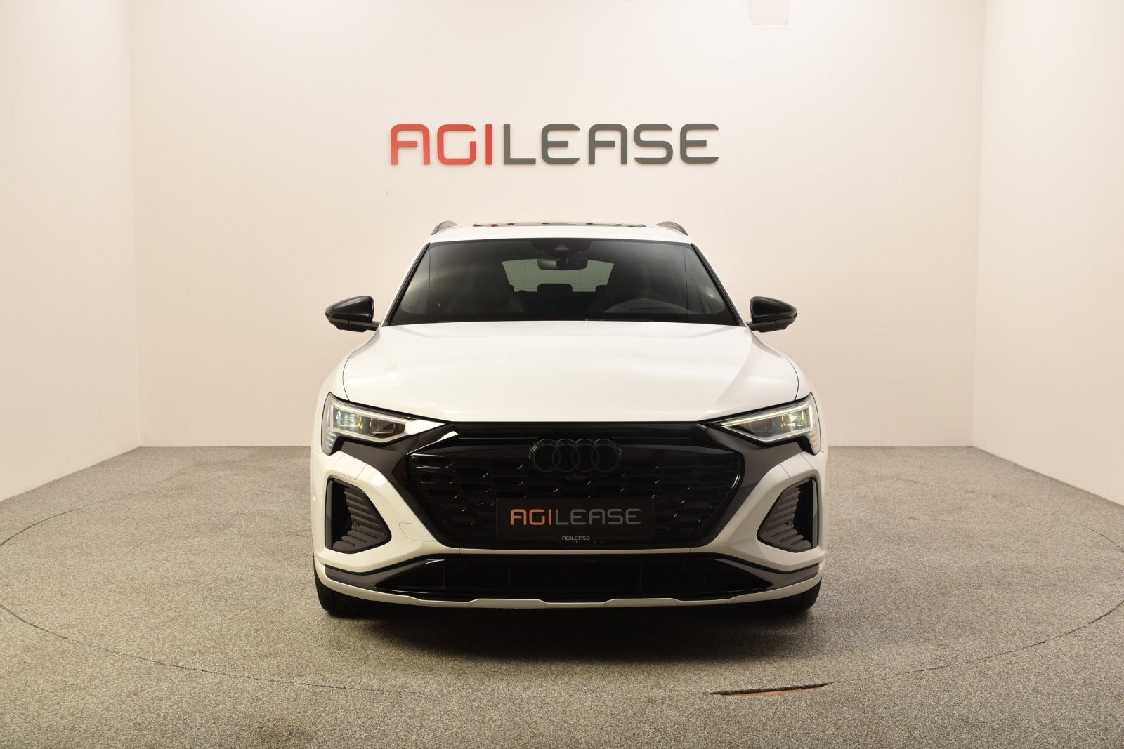 Hvid Audi Q8 e-tron fra 2023