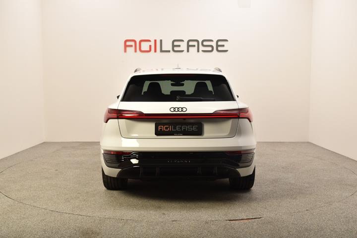 Hvid Audi Q8 e-tron fra 2023