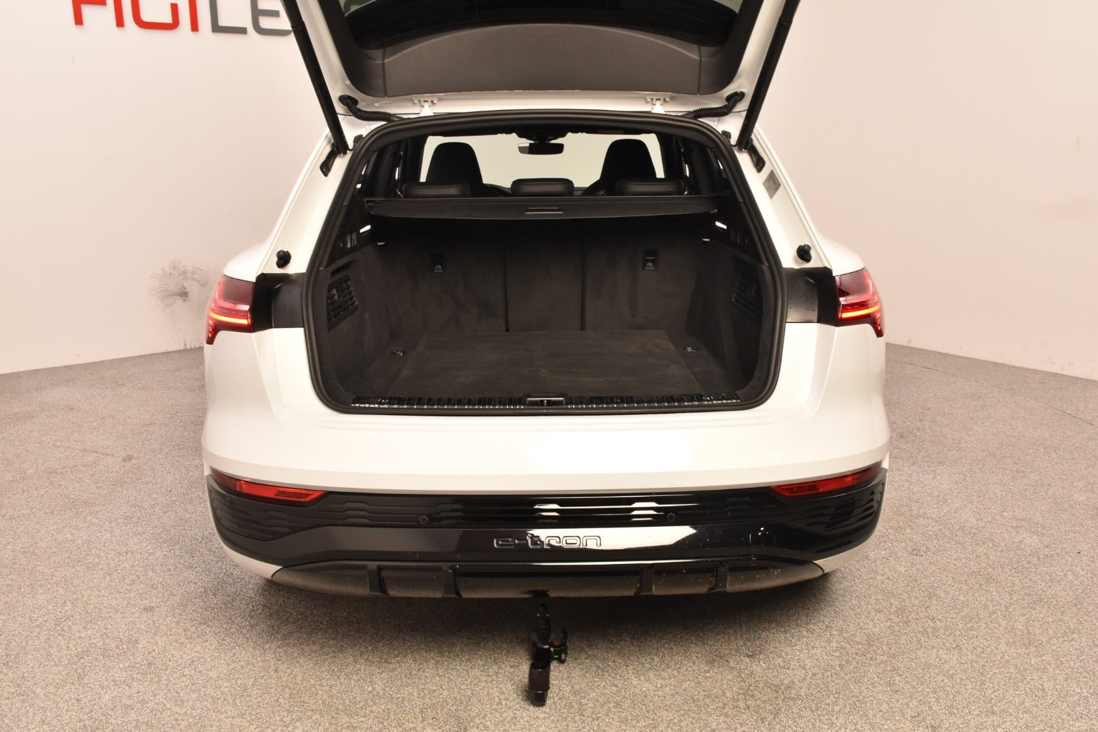 Hvid Audi Q8 e-tron fra 2023