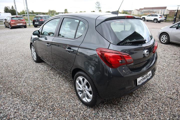 Sort Opel Corsa fra 2017