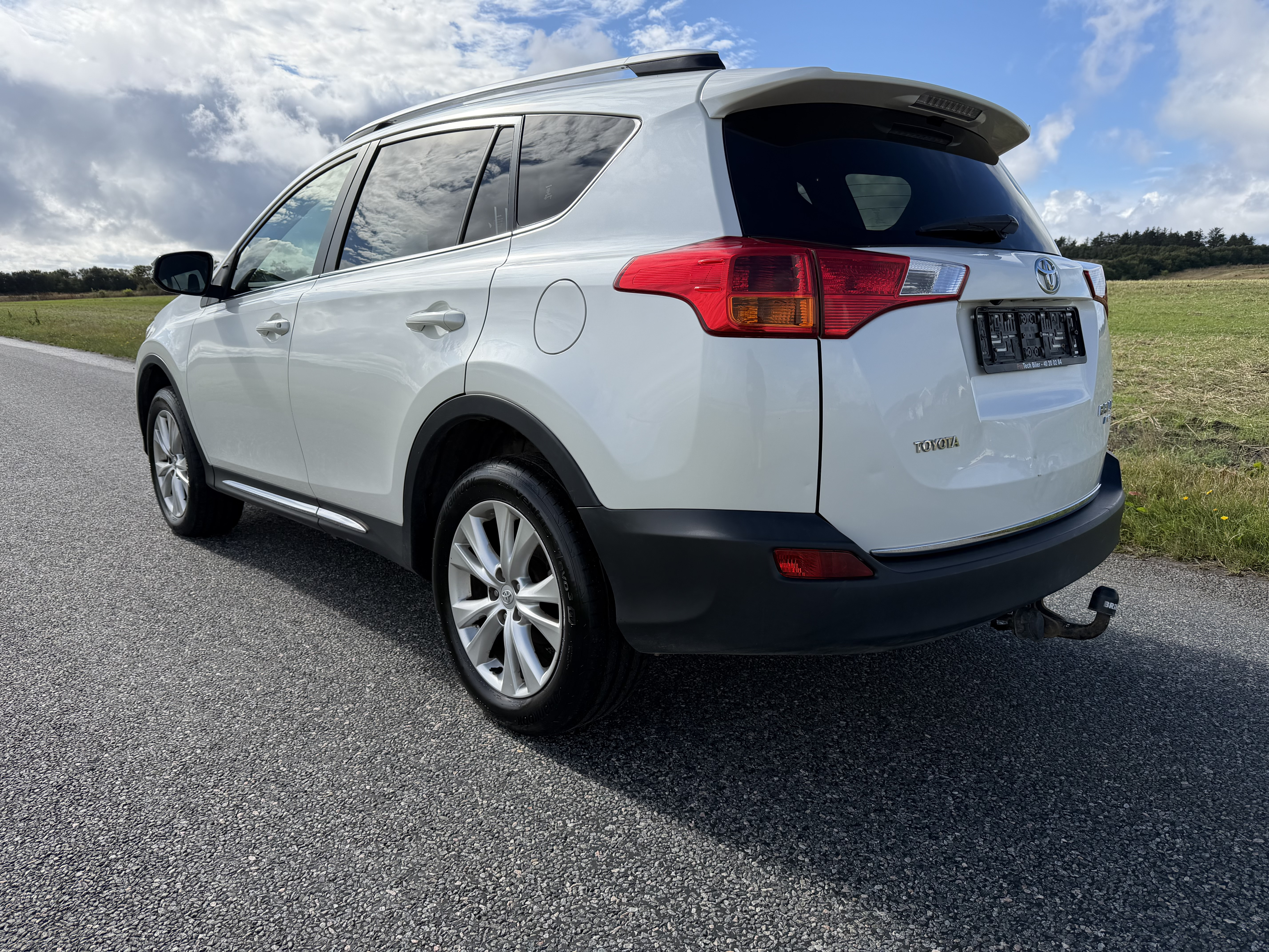 Hvid Toyota RAV4 fra 2013
