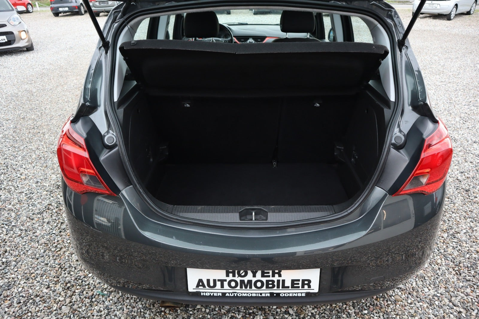Sort Opel Corsa fra 2017