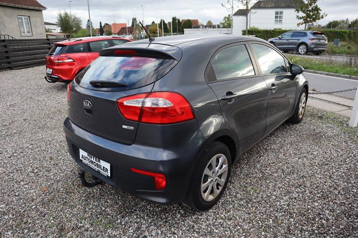 Blå Kia Rio fra 2015