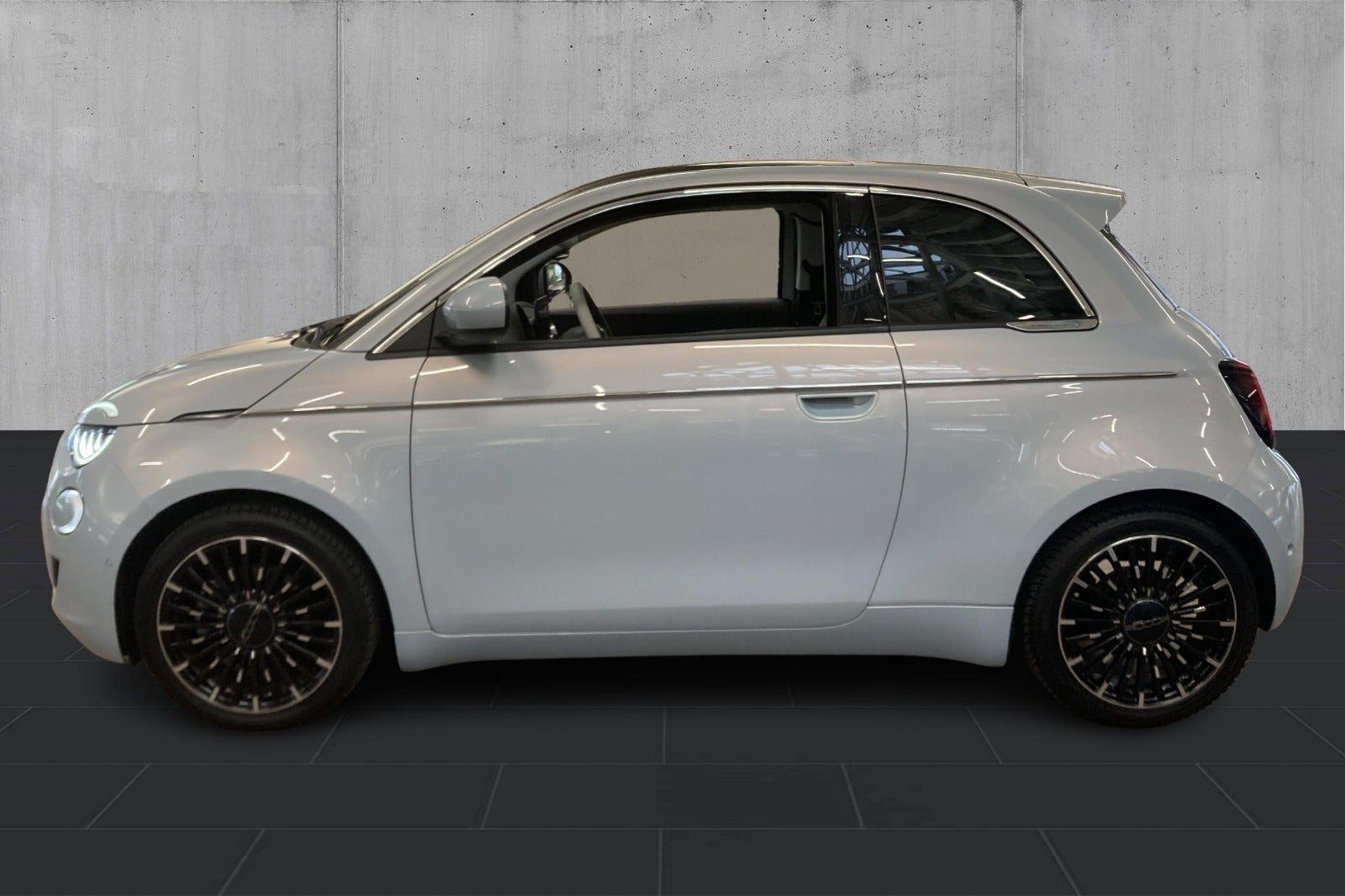 Blå Fiat 500e fra 2023