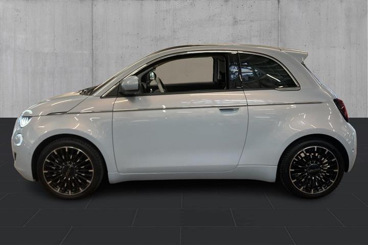 Blå Fiat 500e fra 2023