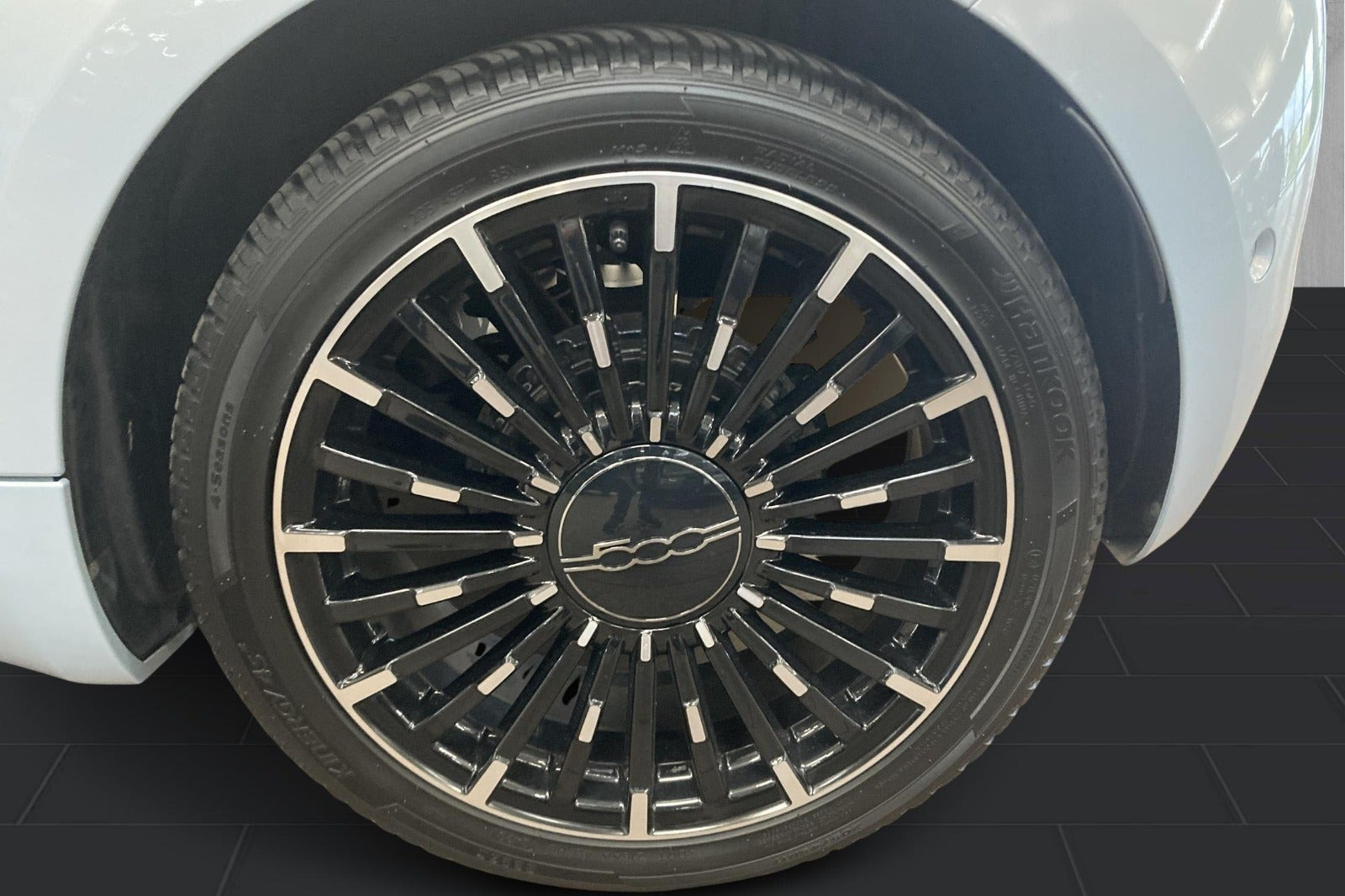 Blå Fiat 500e fra 2023