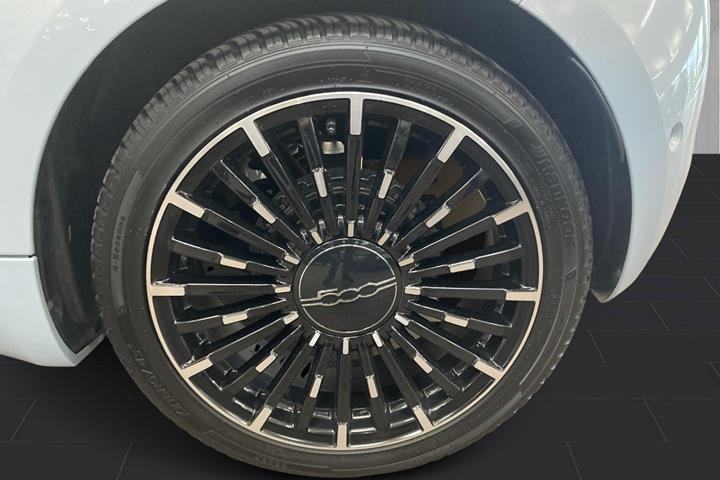 Blå Fiat 500e fra 2023