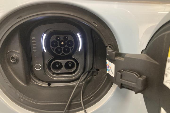 Blå Fiat 500e fra 2023