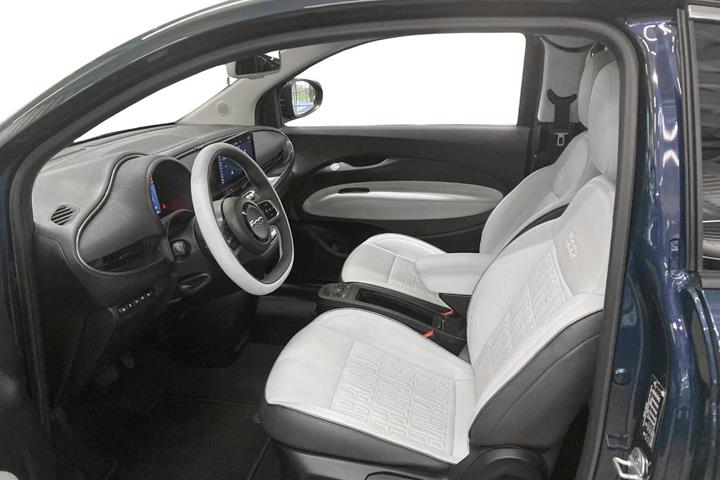 Blå Fiat 500e fra 2023