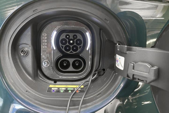Blå Fiat 500e fra 2023