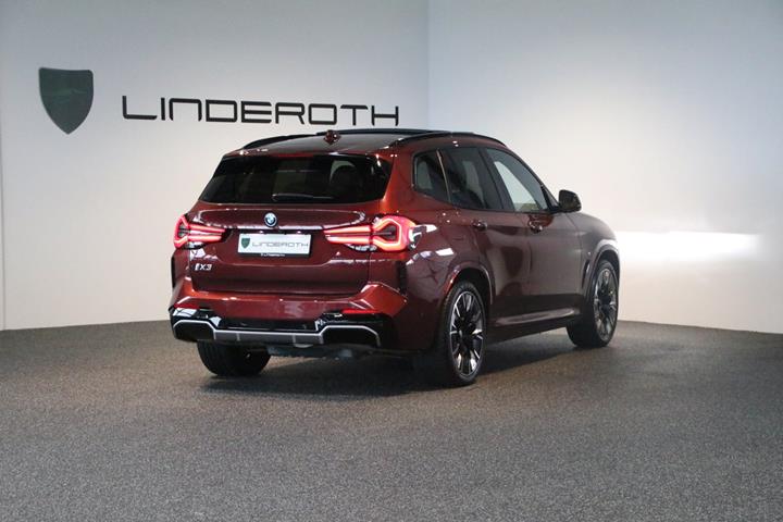 Rød BMW iX3 fra 2023