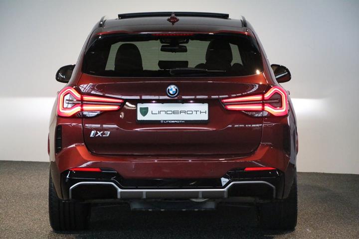 Rød BMW iX3 fra 2023