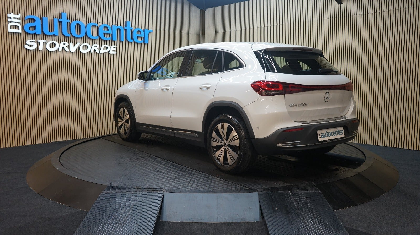 Hvid Mercedes EQA250+ fra 2024