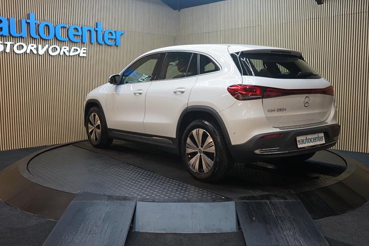Hvid Mercedes EQA250+ fra 2024