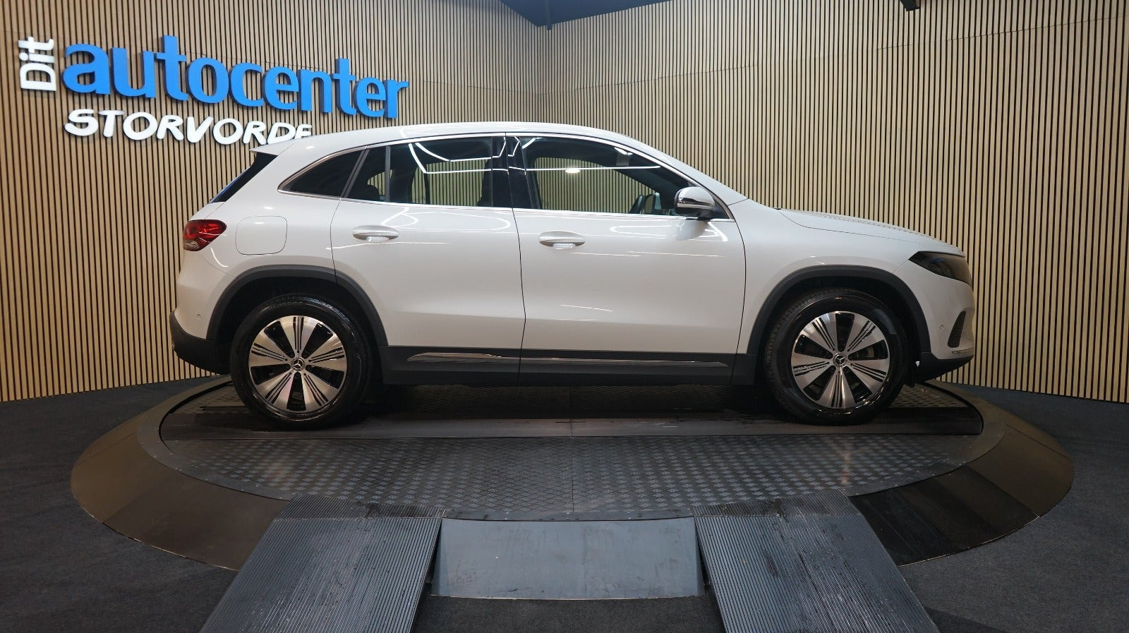 Hvid Mercedes EQA250+ fra 2024