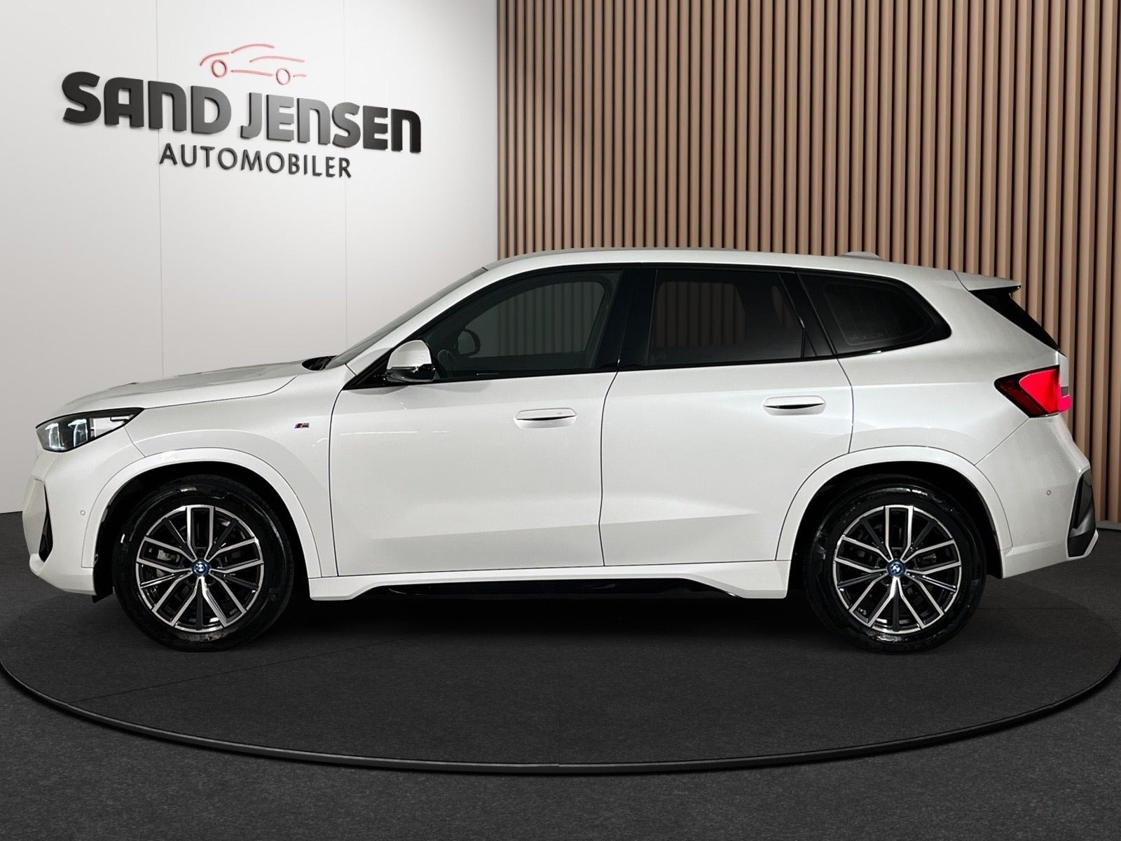 Hvid BMW iX1 fra 2024