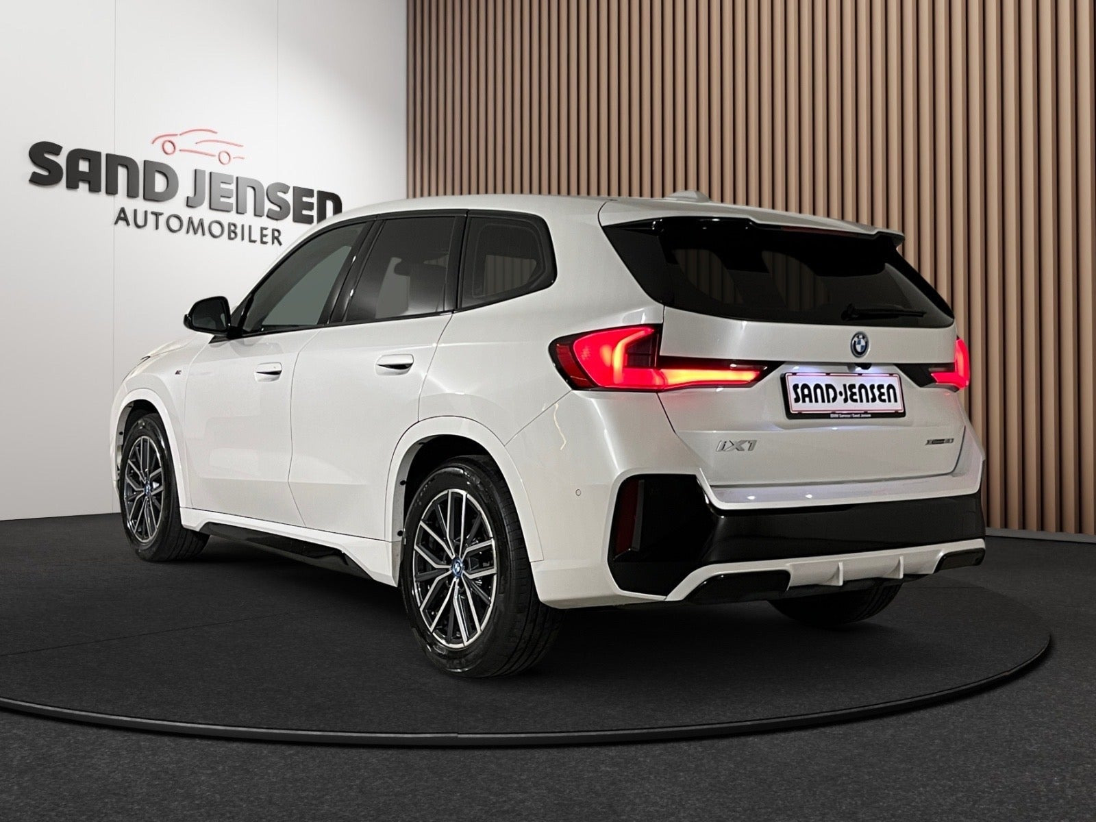 Hvid BMW iX1 fra 2024