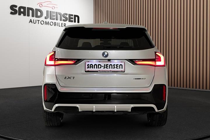 Hvid BMW iX1 fra 2024