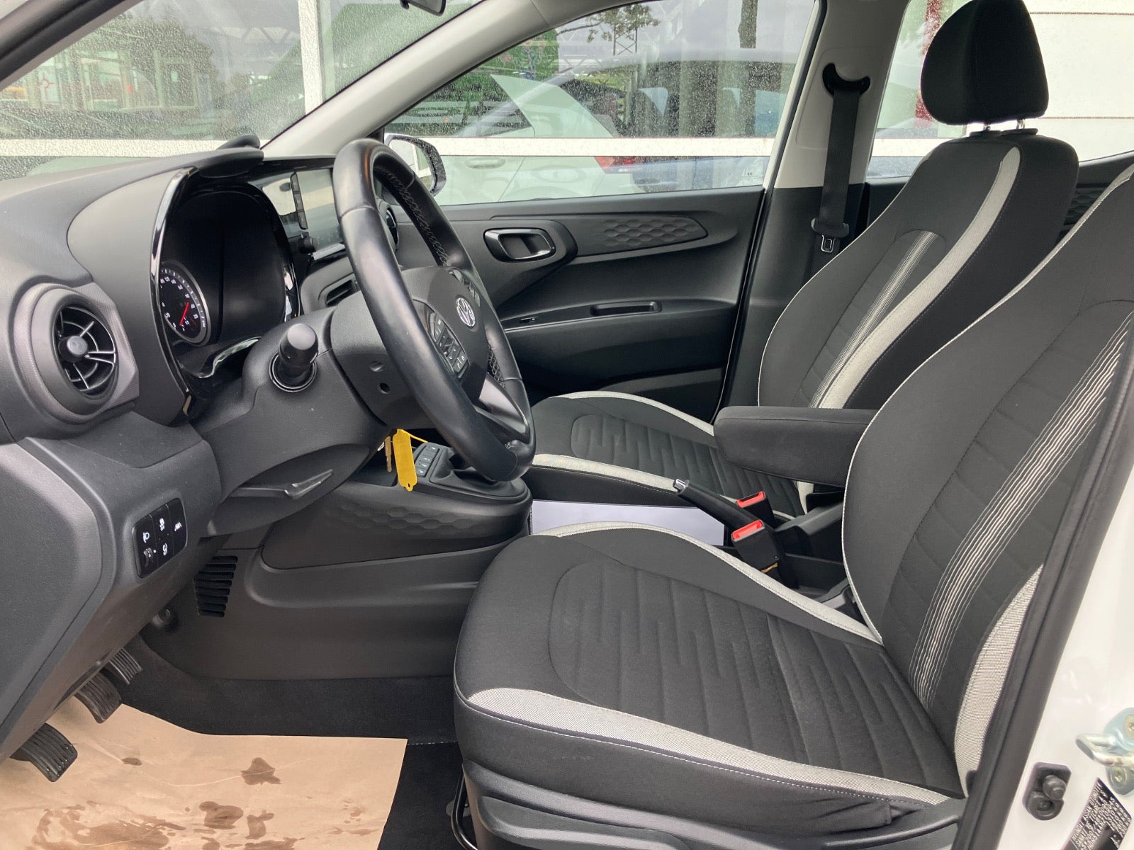 Hvid Hyundai i10 fra 2022