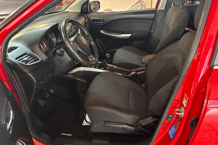 Rød Suzuki Baleno fra 2019