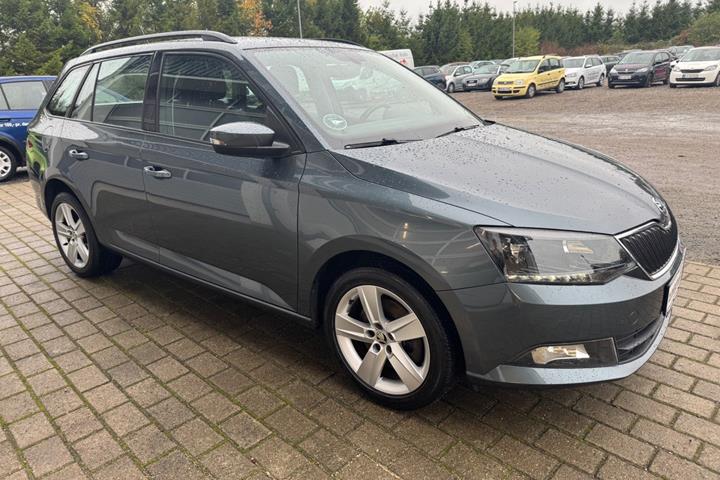 Grå Skoda Fabia fra 2017