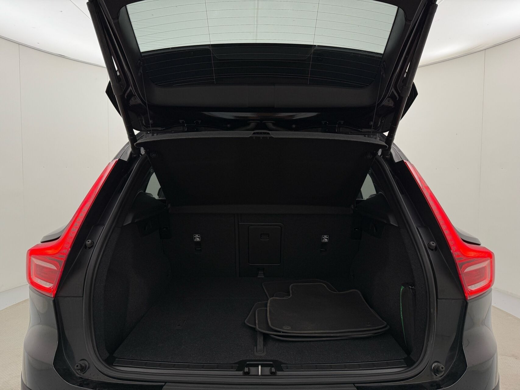 Sort Volvo XC40 fra 2023